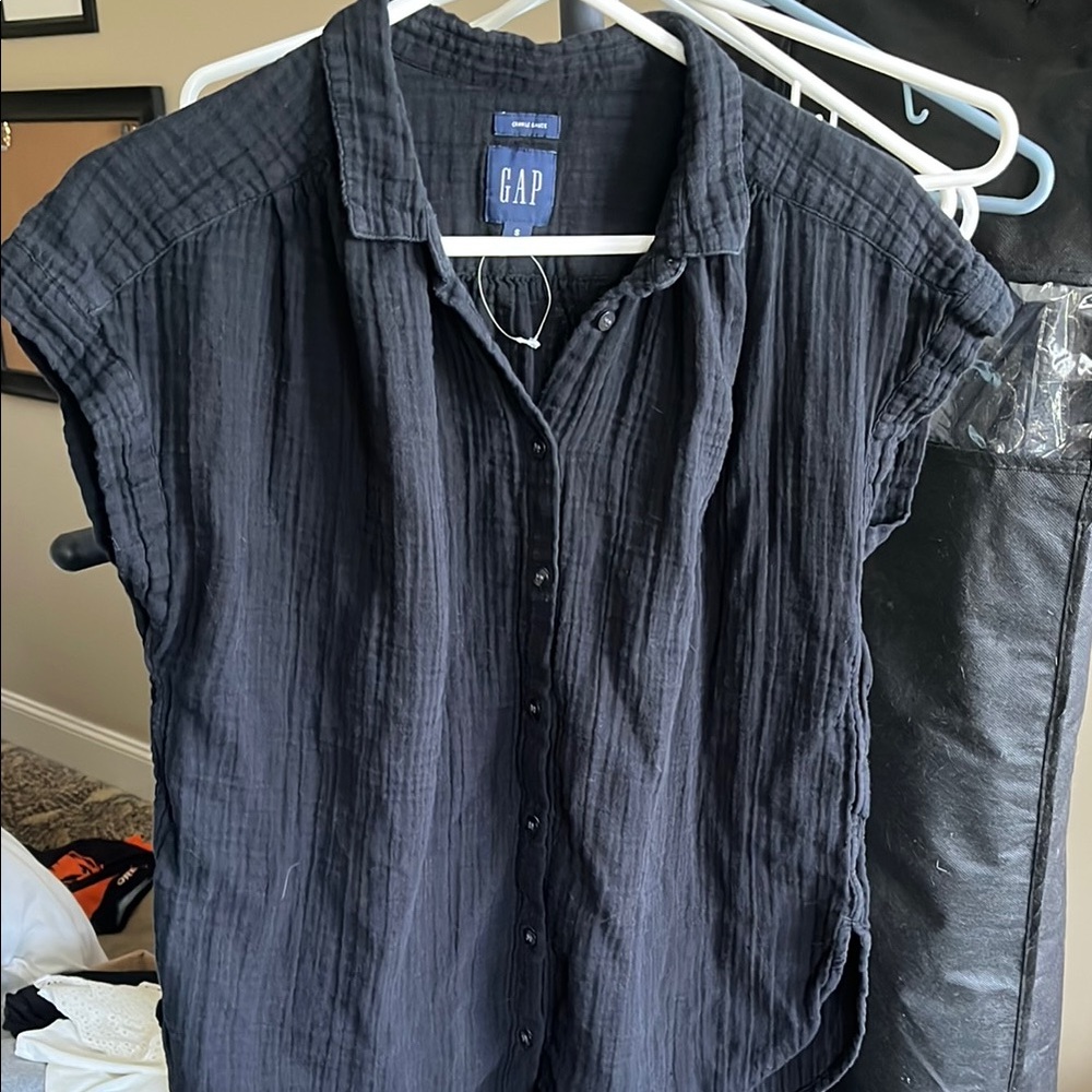 Gap black crinkle gauze button down top sz small